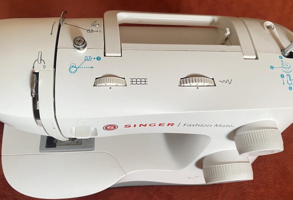 Cómo enhebrar una maquina de coser – Aprendiendo costura desde cero